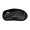 Schwarze Gaming-Maus mit Carbonfaser-Muster. Sichtbar sind: Scrollrad, Seitentasten und das ROG-Logo.