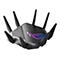 Ein schwarzer Router mit acht Antennen, die um das GehÃ¤use angeordnet sind. Auf der Oberseite leuchtet ein ROG-Logo in Lila und Blau.