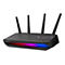Schwarzer Asus ROG Strix Router mit vier Antennen und leuchtender RGB-Frontleiste vor weißem Hintergrund.