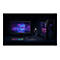 Schwarzer Gaming-PC-Aufbau mit Monitor, Tastatur, Maus und Headset. Auf dem Monitor ist ein Logo mit Stadtbild abgebildet.