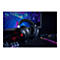 Schwarzes Gaming-Headset auf Tisch. Im Hintergrund Bildschirm mit futuristischer Stadt. Tastatur, Maus erkennbar.