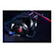 Schwarzes Gaming-Headset auf einer dunklen TischoberflÃ¤che, daneben eine beleuchtete Tastatur. Auf dem Headset ist das ROG-Logo zu sehen.