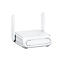 Weißer Router mit zwei Antennen. Er steht auf einer weißen Oberfläche.