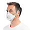 Verpackung mit 3M Aura Cool Flow Atemschutzmasken. Die Maske selbst ist weiß mit einem Ventil und Befestigungsbändern.