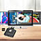 KVM-Switch CS22HF vor einem Monitor mit Videobearbeitungssoftware und Fernbedienung im Fokus.