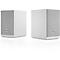 Deux enceintes blanches avec des façades en tissu gris. Chacune a un logo rond argenté. Reflets sur fond blanc.