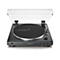 Schwarzer Audio-Technica AT-LP60X Plattenspieler mit geöffneter transparenter Staubschutzhaube vor weißem Hintergrund.