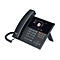 Schwarzes Tischtelefon mit Farbdisplay und Tastatur vor neutralem Hintergrund.