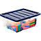 Transparente Aufbewahrungsbox mit blauem Deckel, gefüllt mit Büromaterial wie Stiften, Scheren und Markern.