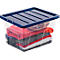Transparente Aufbewahrungsbox mit blauem Deckel, gefüllt mit gefalteter Kleidung.