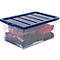 Transparente Aufbewahrungsbox mit blauem Deckel, gefüllt mit Kleidung.