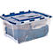 Transparente Kunststoffbox mit blauem Deckel und Kleidung darin.