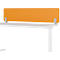 Weißer Schreibtisch mit orangefarbenem Schallschutz. Metallhalterungen fixieren das Element.