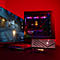 Eine AVerMedia Capture Card liegt auf einem Tisch vor einem leuchtenden Gaming-PC und einem Monitor.