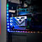 Gaming-PC-Innenraum mit einer beleuchteten M.2-SSD im Vordergrund und blauem LED-Lichtstreifen an der Gehäuseseite.