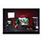 Ein Gaming-Setup mit einem groÃŸen Bildschirm, Lautsprechern und einer Konsole in einem Raum mit roter Wand.
