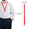 Rood keycord met afmetingen: 44 cm lang, 1,5 cm breed, gedragen rond de nek van een man.