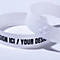 Bracelet blanc avec l'inscription 'DESIGN ICI / YOUR DESIGN' et des gouttes d'eau pour montrer l'étanchéité.