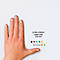 Hand mit ausgestreckten Fingern neben Neonfarben. Text: Größe Etikett, Label size: Ø 8 mm.