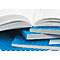 Open boekpagina's liggen op gesloten boeken. De covers zijn blauw, met witte letters waarop "Zweckform" staat.