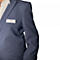 Personne en costume bleu portant un badge nominatif blanc avec le logo Avery.