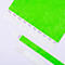 Mehrere neon-grüne Eintrittsbänder aus Papier mit fortlaufender Nummerierung auf weißem Hintergrund.