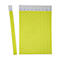 Plusieurs bracelets d'identification en papier jaune fluo, un séparé, tous avec des numéros consécutifs imprimés.