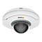 Caméra de sécurité blanche avec dôme en verre noir et logo.