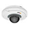 CamÃ©ra de surveillance ronde et blanche, avec un dÃ´me sombre en bas, logo du fabricant. MontÃ©e au plafond.