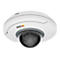 CamÃ©ra de surveillance blanche avec un objectif hÃ©misphÃ©rique noir. Le logo AXIS COMMUNICATION est visible.