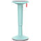 Taburete de pie azul claro con asiento y base grises, lazo rojo.