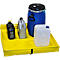 Bac de rétention jaune avec des contenants de liquides de différentes tailles et couleurs.