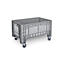 Bac en plastique gris sur roulettes, pour le transport et le stockage. Forme rectangulaire, dessus ouvert.
