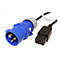 Blauer CEE-Stecker und schwarzer Kaltgerätestecker an einem Kabel auf weißem Hintergrund.