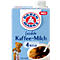 Kaffeemilch-Packung mit Bären-Marke-Logo, Text: Leichte Kaffee-Milch 4% Fett. Teddybär gießt Milch in eine Kaffeetasse.