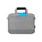 Graue Laptop-Tasche mit Tragegriff, in der eine blaue Mappe steckt.