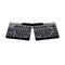 Eine geteilte, schwarze ergonomische Tastatur vor einem weißen Hintergrund.