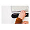 Eine Hand mit Ring auf einer schwarzen Handgelenkauflage mit Goldtouch-Logo, neben einer Tastatur. Brauner Pullover im unteren Bereich.