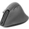 Ergonomische, graue Maus im Vertikal-Design. Die Form ist für eine natürliche Handhaltung optimiert. Am Boden ist ein USB-C-Anschluss sichtbar.