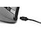 Nahaufnahme einer Computermaus mit USB-C-Anschluss, an dem ein Kabel angeschlossen ist.