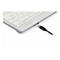 Nahaufnahme einer weißen Tastatur mit USB-C-Kabelanschluss an der rechten Seite vor weißem Hintergrund.