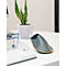 Ergonomische muis op een witte tafel met een potplant en toetsenbord op de achtergrond.