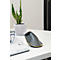 Een ergonomische, grijze muis met een gouden rand ligt op een witte tafel. Een plant en een toetsenbord staan ook op de tafel.