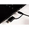 Schwarzes Laptop, USB- und USB-C-Kabel angeschlossen. Die Kabel verbinden das Gerät mit einer Stromquelle.
