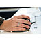Hand mit Ring auf ergonomischer Maus. Der Ring hat einen Diamanten.