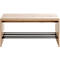 Un tabouret rectangulaire en bois avec trois barres transversales noires pour ranger les chaussures. Le tabouret est posé sur un fond clair.