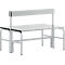 Banc gris avec dossier. Surface d'assise à traverses, pieds en métal gris.