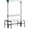 Banc gris et noir avec dossier et structure aérienne. Cadre en tubes métalliques noirs, assise en lattes grises.