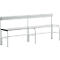 Banc métallique blanc avec dossier. Surface d'assise horizontale, supports verticaux, pour intérieurs.