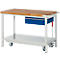 Banco de trabajo móvil con tapa de madera, cajón azul y ruedas sobre fondo blanco.